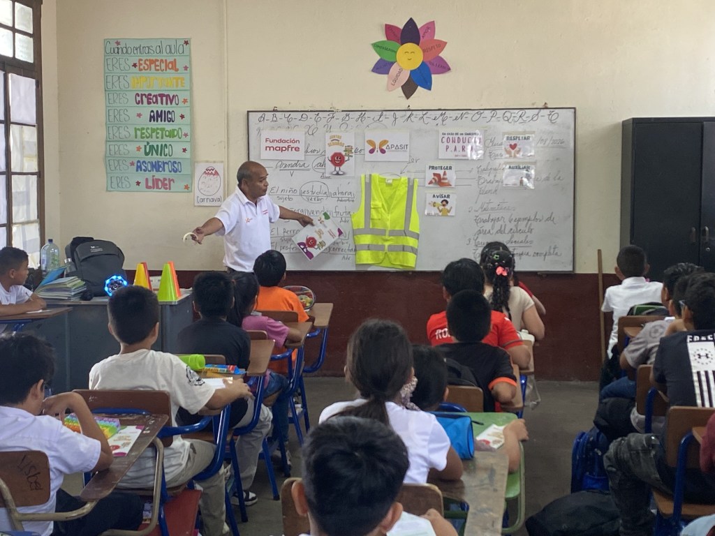 Capacitador de APASIT Guatemala explica conducta PARA niñas y niños de centro educativo en zona 1 del municipio de Guatemala